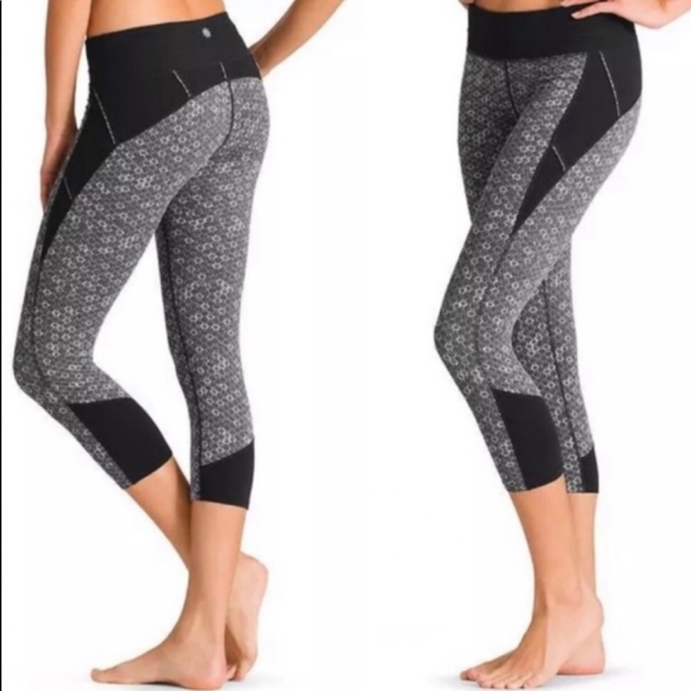 3/$20 ATHLETA Honeycomb Athletic Leggings Connect Crop Black Gray Workout Large